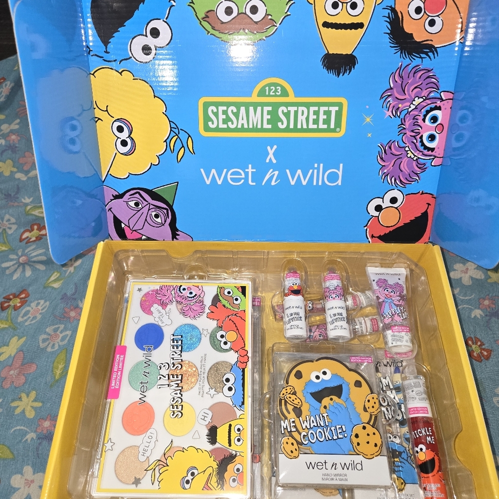 Sesame street limited edition Makeup set PR box